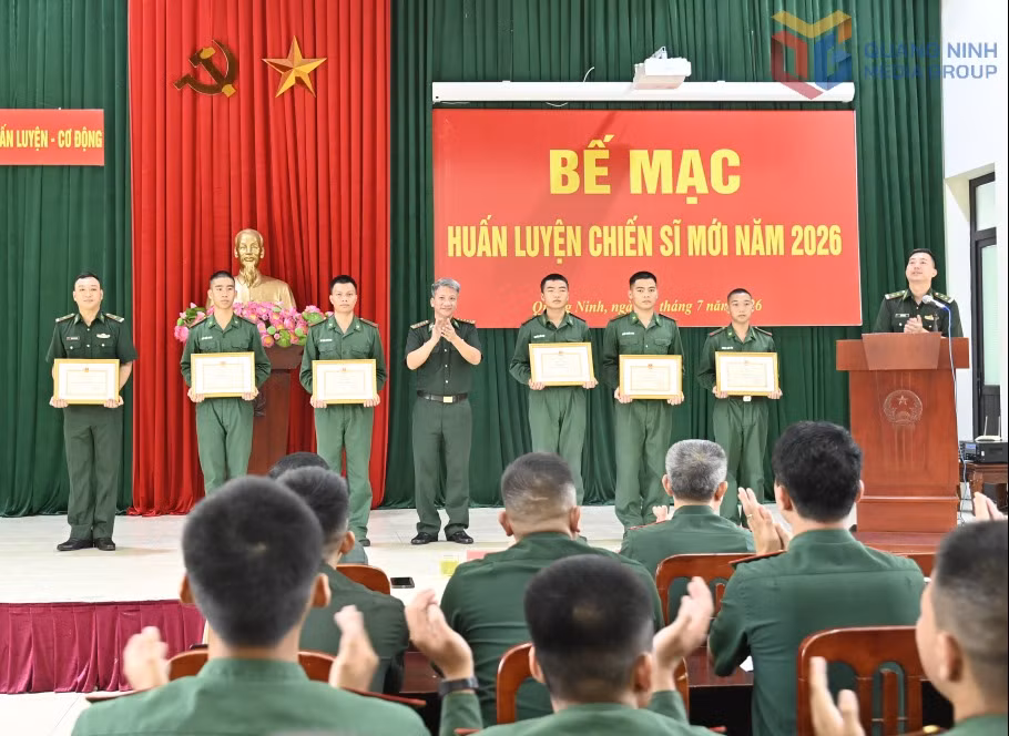 Đại tá Phạm Thanh Huân, Phó Chỉ huy trưởng Ban Chỉ huy BĐBP tỉnh, tặng Giấy khen cho các chiến sĩ mới.