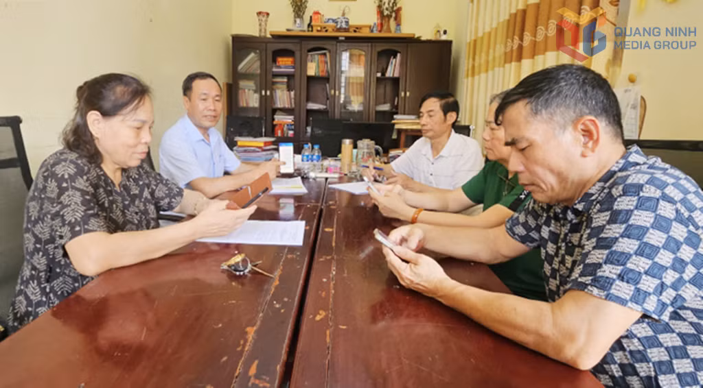 Các đảng viên khu phố Hồng Hà 4 (phường Hạ Long) triển khai cài đặt và sử dụng Sổ tay đảng viên điện tử - một trong những nhiệm vụ quan trọng của Chiến dịch 100 ngày các nhiệm vụ về chuyển đổi số.