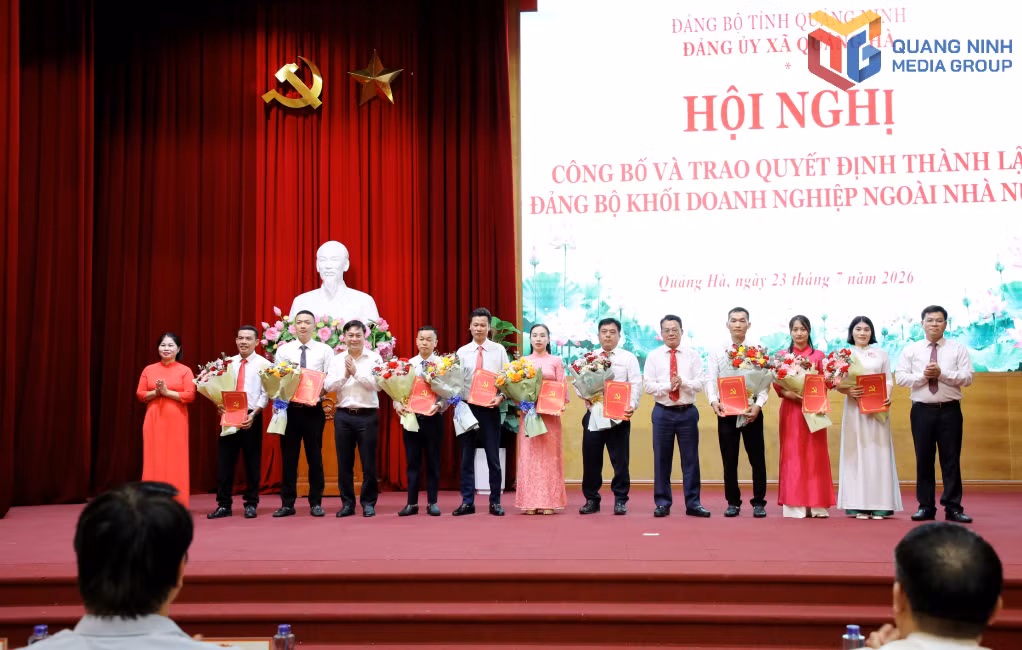 Lãnh đạo xã Quảng Hà trao các quyết định cho các chi bộ trực thuộc Đảng bộ Khối doanh nghiệp ngoài Nhà nước xã Quảng Hà.