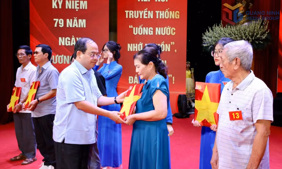 Đồng chí Bí thư Tỉnh ủy trao tặng các bức ảnh chân dung liệt sĩ được phục dựng tới thân nhân các gia đình liệt sĩ.