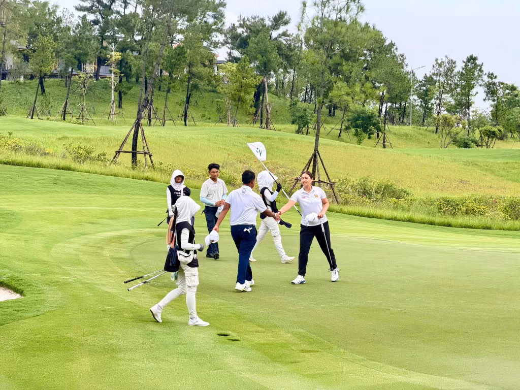Các vận động viên tranh tài tại vòng chung kết Giải Golf Vô địch Trẻ Việt Nam mở rộng lần thứ 10.