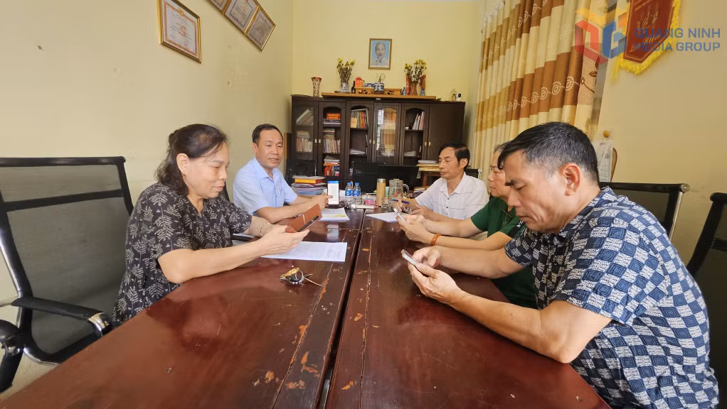 Các đảng viên khu phố Hồng Hà 4 (phường Hạ Long) triển khai cài đặt và sử dụng Sổ tay đảng viên điện tử - một trong những nhiệm vụ quan trọng của Chiến dịch 100 ngày các nhiệm vụ về chuyển đổi số.