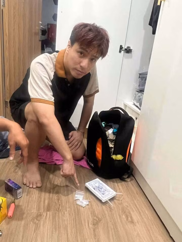 Ca sĩ Tăng Nhật Tuệ cùng tang vật bị Công an TP.HCM bắt quả tang.