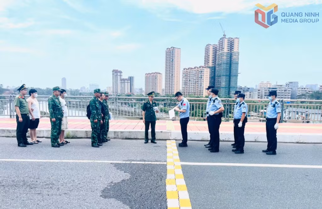 Ngày 22/7, Trạm biên phòng cửa khẩu Bắc Luân 2 - Đồn biên phòng cửa khẩu Quốc tế Móng Cái phối hợp cùng Phòng PA 08 phòng xuất nhập cảnh (Công an TP Hà Nội) trao trả 03 đối tượng người Trung Quốc vi phạm pháp luật Việt Nam cho cơ quan chức năng Trung Quốc.