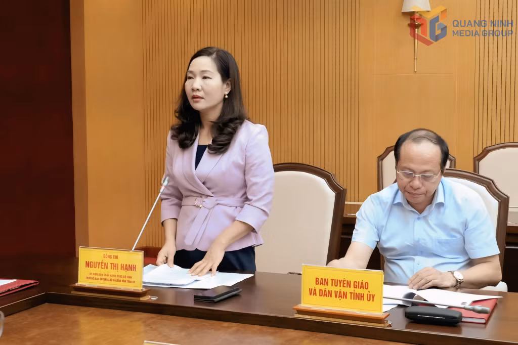 Đồng chí Nguyễn Thị Hạnh, Trưởng Ban Tuyên giáo và Dân vận Tỉnh ủy báo cáo phương án đề xuất xây dựng mô hình nhà văn hoá số và một số mô hình xã hội chủ nghĩa trên địa bàn tỉnh.&nbsp;