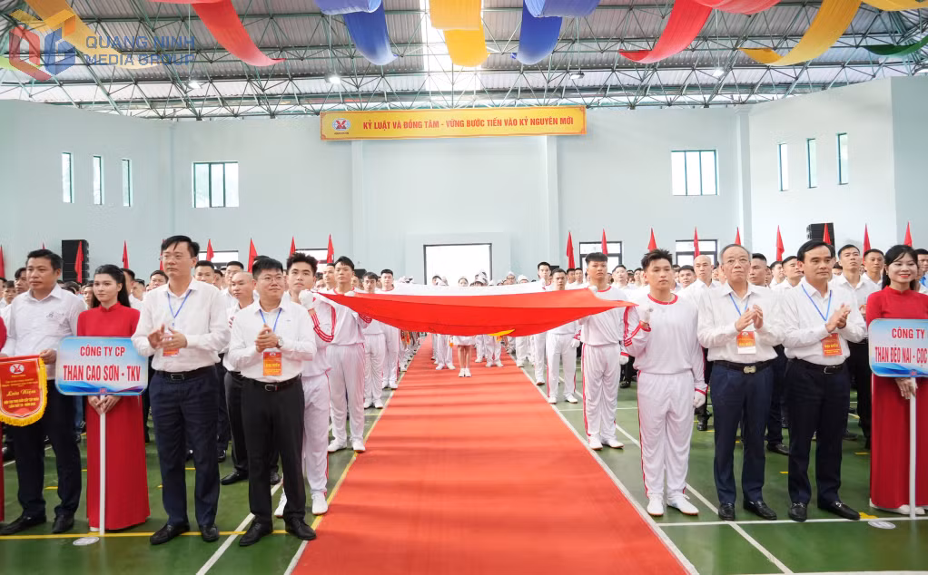 Lãnh đạo TKV chụp ảnh lưu niệm cùng các đơn vị tham gia.