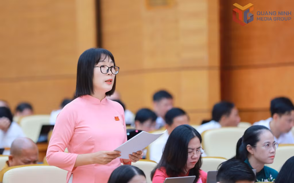 Đại biểu Phạm Thanh Thúy, Phó Chủ tịch Uỷ ban MTTQ, Chủ tịch Hội Nông dân xã Quảng Hà chất vấn Giám đốc Sở Xây dựng.