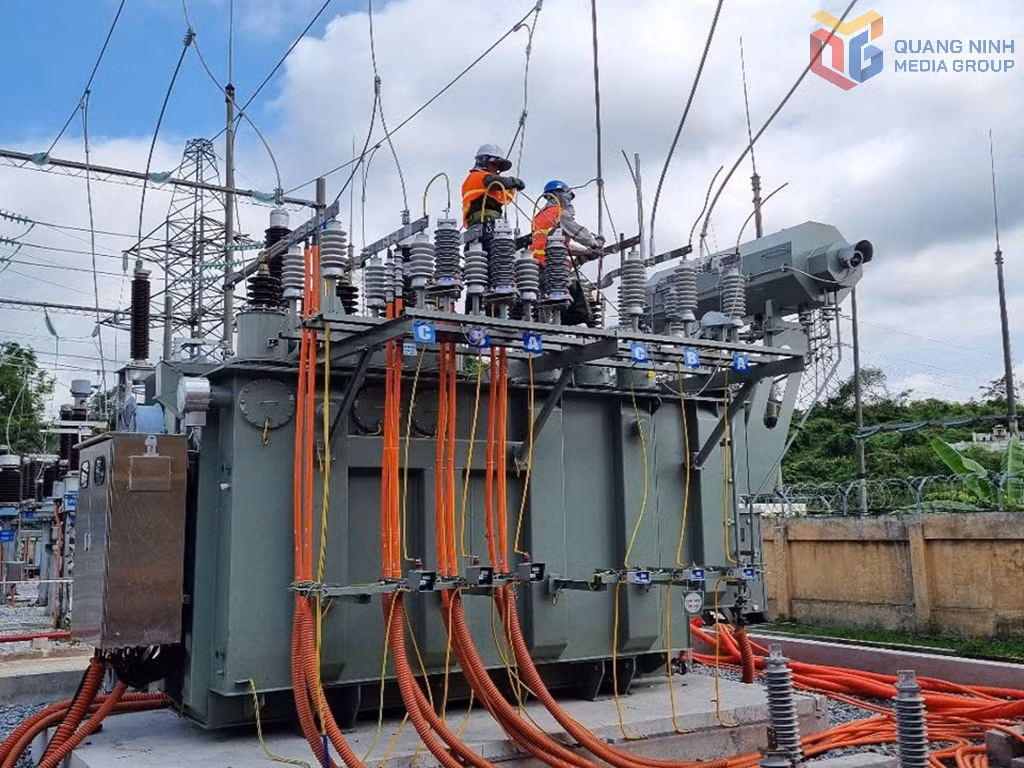Công nhân Điện lực Quảng Ninh thi công nâng công suất máy biến áp T1 tại Trạm biến áp 110kV Tiên Yên. Ảnh: Ngọc Lan (Công ty Điện lực Quảng Ninh)