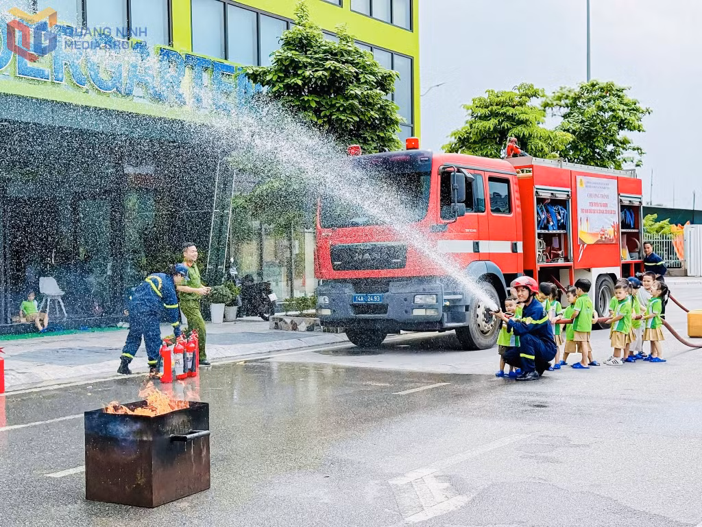 Học sinh Trường Mầm non Hà Lan (phường Mạo Khê) trải nghiệm thực hành dập tắt đám cháy, tháng 6/2026.