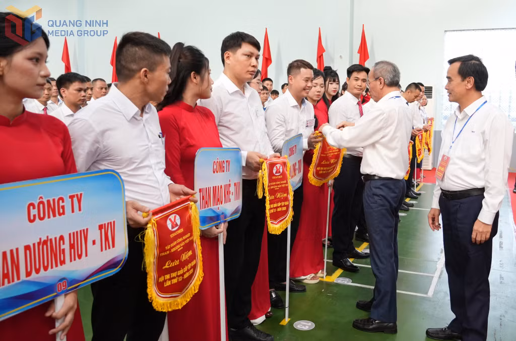 Các đơn vị tham gia nhận cờ lưu niệm.