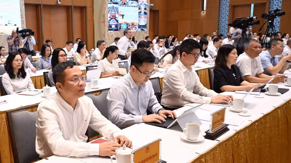 Các đại biểu tham dự Phiên họp Chính phủ thường kỳ tháng 6 và Hội nghị trực tuyến với địa phương. (Ảnh: TRẦN HẢI)