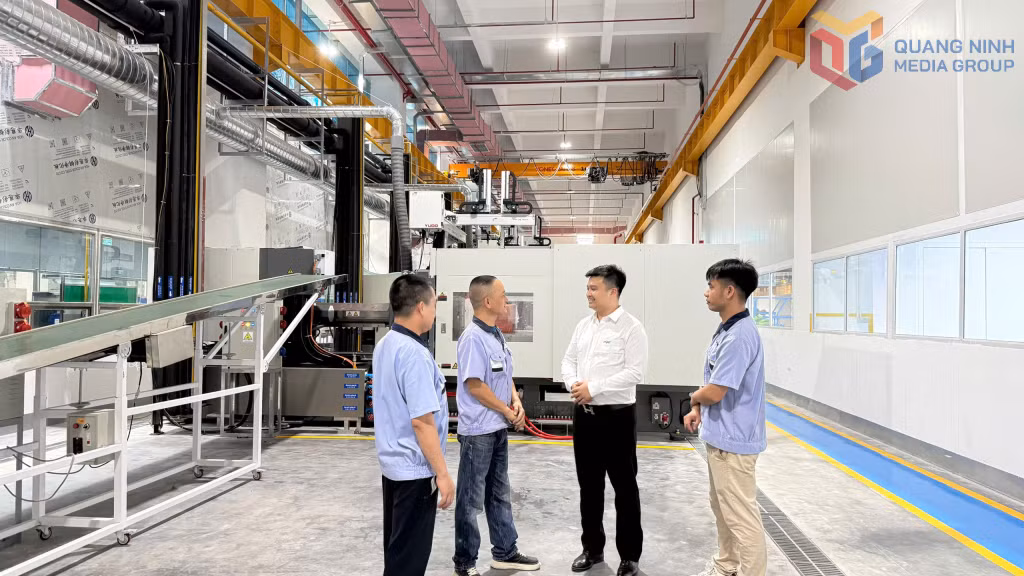Anh Nguyễn Hoài Nam, Chủ tịch Công đoàn Công ty TNHH Công nghiệp chính xác EVA Quảng Ninh trò chuyện với công nhân.