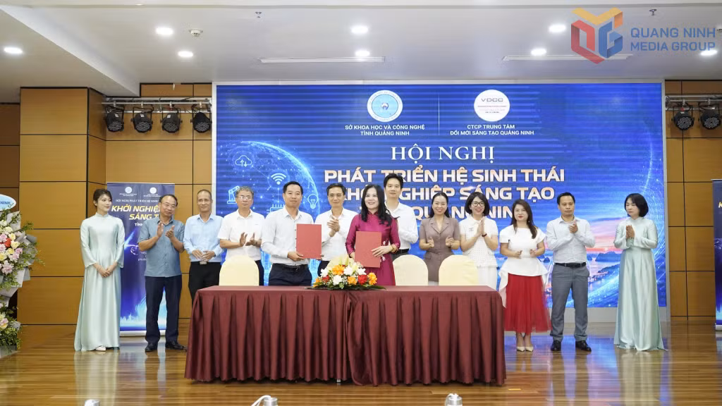 Đại diện Công ty Cổ phần Trung tâm Đổi mới sáng tạo Quảng Ninh ký biên bản ghi nhớ hợp tác với doanh nghiệp trên địa bàn tỉnh.