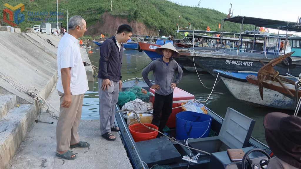 Chính quyền xã Đầm Hà vận động chủ tàu cá khai báo sản lượng khai thác thuỷ sản mỗi khi về cảng.