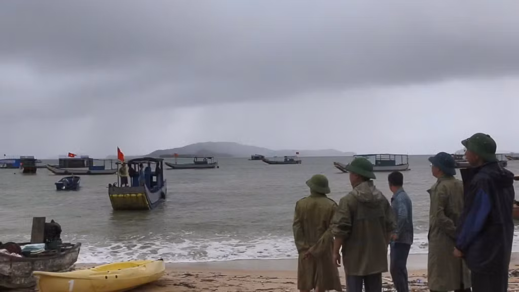 Chiều 4/7, các đồng chí lãnh đạo đặc khu Cô Tô và lực lượng chức năng đã kiểm tra thực tế công tác phòng, chống bão tại các bãi biển. Ảnh: Hoàng Phương (CTV)