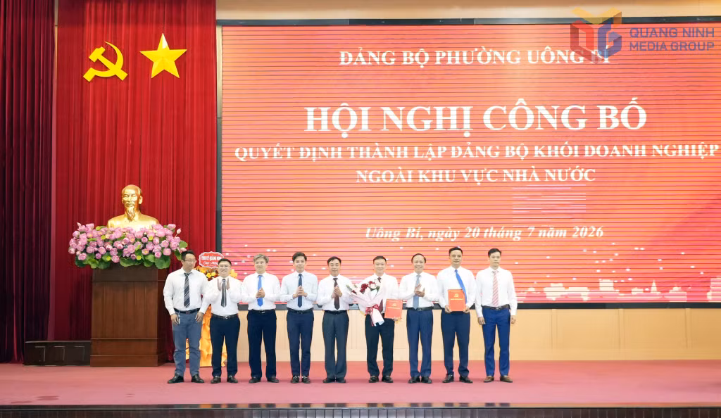 Lãnh đạo Đảng uỷ phường Uông Bí trao quyết định, tặng hoa chúc mừng thành lập Đảng bộ Khối doanh nghiệp ngoài khu vực nhà nước phường Uông Bí.
