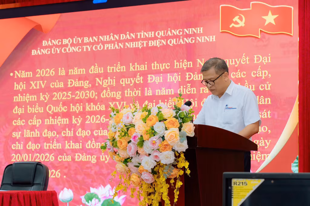 Đồng chí Nguyễn Việt Dũng, Phó Bí thư Đảng ủy, Tổng giám đốc Công ty trình bày báo cáo sơ kết công tác Đảng 6 tháng đầu năm 2026 tại hội nghị.