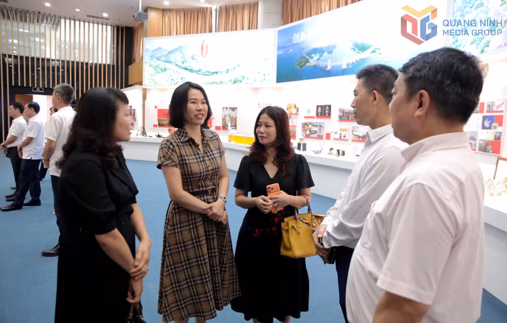 Lãnh đạo Trường Đại học Hạ Long (Quảng Ninh, Việt Nam) trao đổi với lãnh đạo Trường Đại học Mân Giang (Phúc Kiến, Trung Quốc).