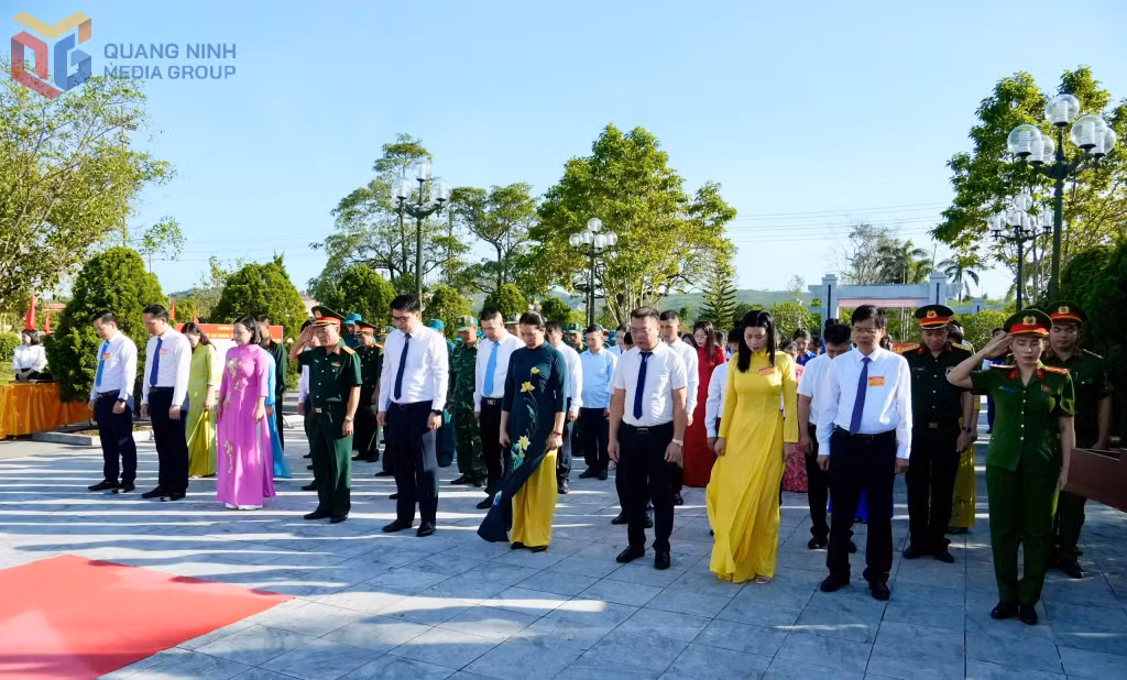 Các đại biểu dành phút mặc niệm tưởng nhớ tri ân công ơn của các anh hùng liệt sĩ tại Nghĩa trang Liệt sĩ Móng Cái (phường Móng Cái 3).