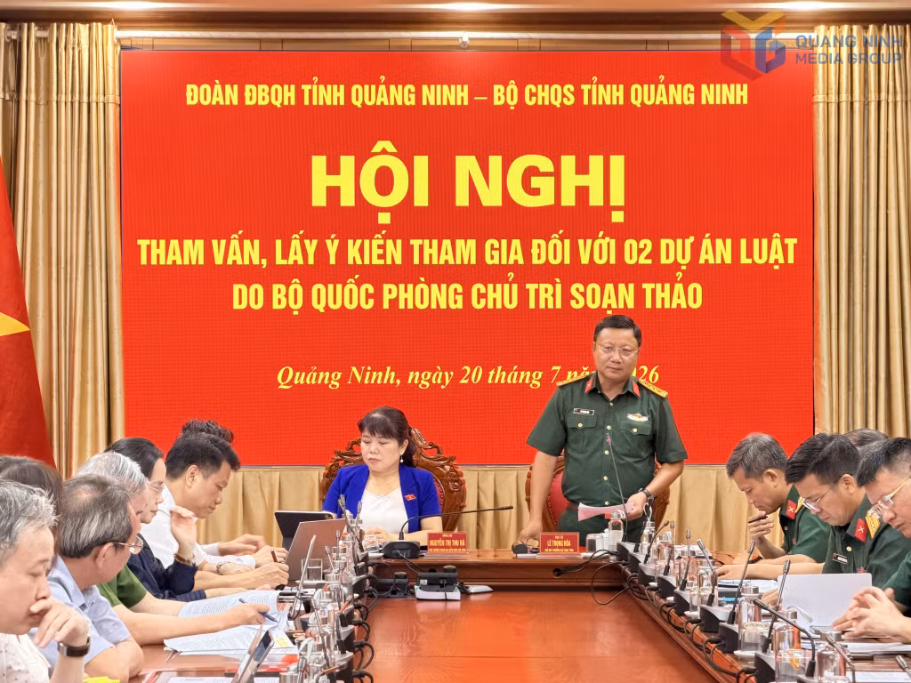 Đại tá Lê Trọng Hòa, Ủy viên Ban Thường vụ Tỉnh ủy, Đại biểu Quốc hội, Chỉ huy trưởng Bộ Chỉ huy quân sự tỉnh, phát biểu tại hội nghị.