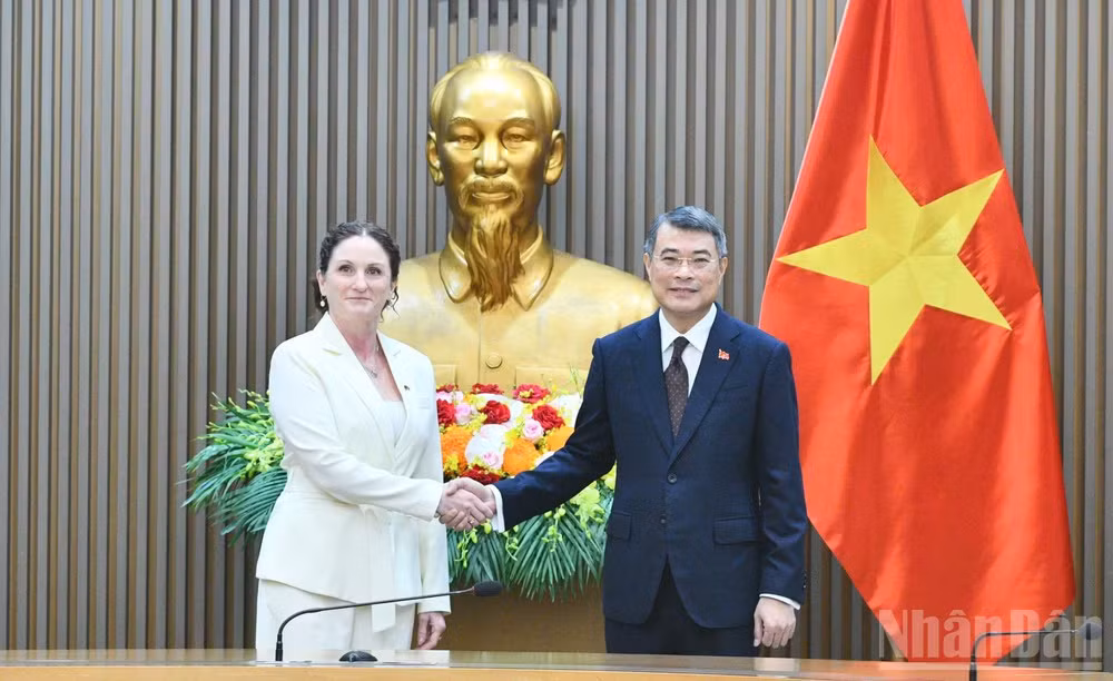 Thủ tướng Chính phủ Lê Minh Hưng và Đại sứ New Zealand tại Việt Nam Caroline Beresford. (Ảnh: Thanh Giang)