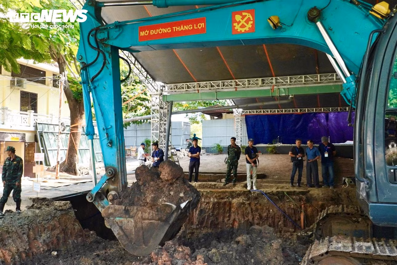Ngày 9/7, Đội tìm kiếm, quy tập hài cốt liệt sĩ thuộc Bộ Tư lệnh TP.HCM tiếp tục mở rộng khu vực khai quật tại Công viên Lê Thị Riêng.