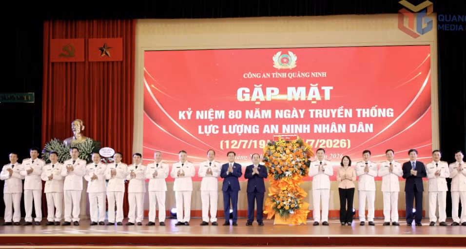 Tỉnh ủy, HĐND, UBND, Ủy ban MTTQ tỉnh tặng hoa chúc mừng lực lượng an ninh nhân dân.Tỉnh ủy, HĐND, UBND, Ủy ban MTTQ tỉnh tặng hoa chúc mừng nhân Kỷ niệm 80 năm Ngày truyền thống lực lượng An ninh nhân dân (12/7/1946 - 12/7/2026)