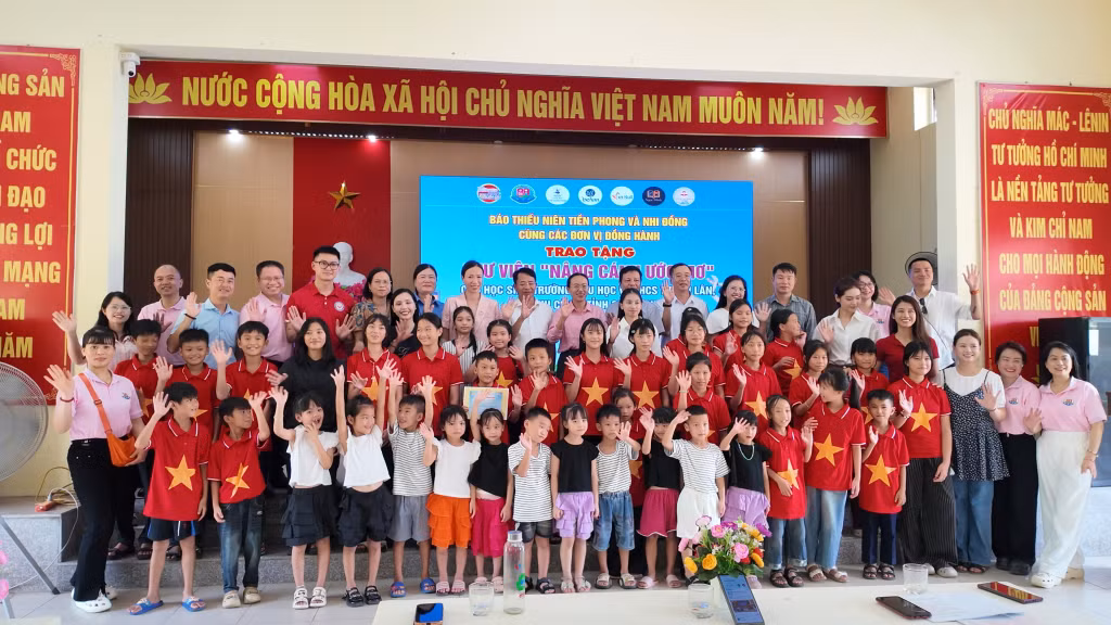 Ban Tổ chức chương trình chụp ảnh kỷ niệm cùng thầy và trò Trường Tiểu học và THCS Thanh Lân.