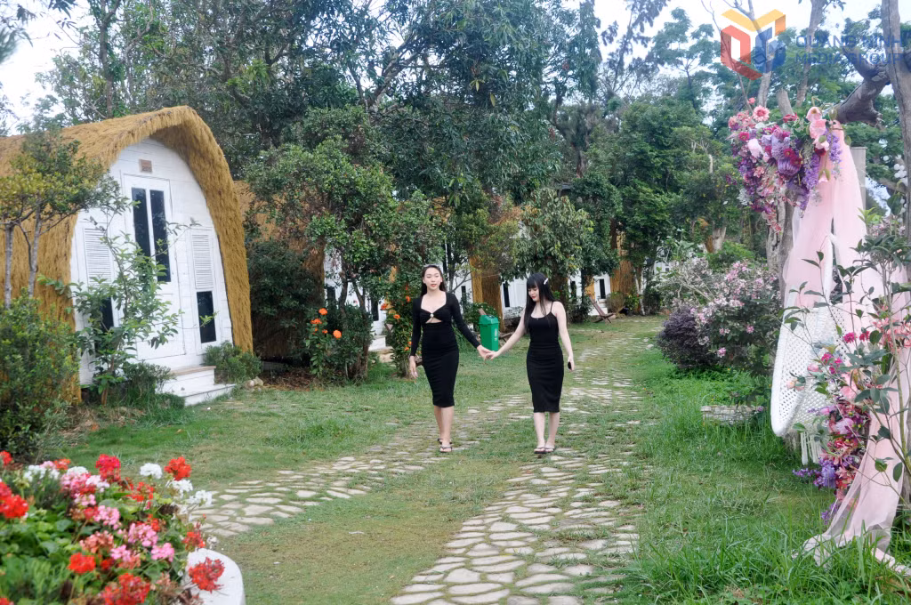 Hệ thống cơ sở lưu trú, dịch vụ du lịch trên địa bàn có khả năng phục vụ lượng khách lớn trong mùa cao điểm nếu được tổ chức và quản lý tốt.