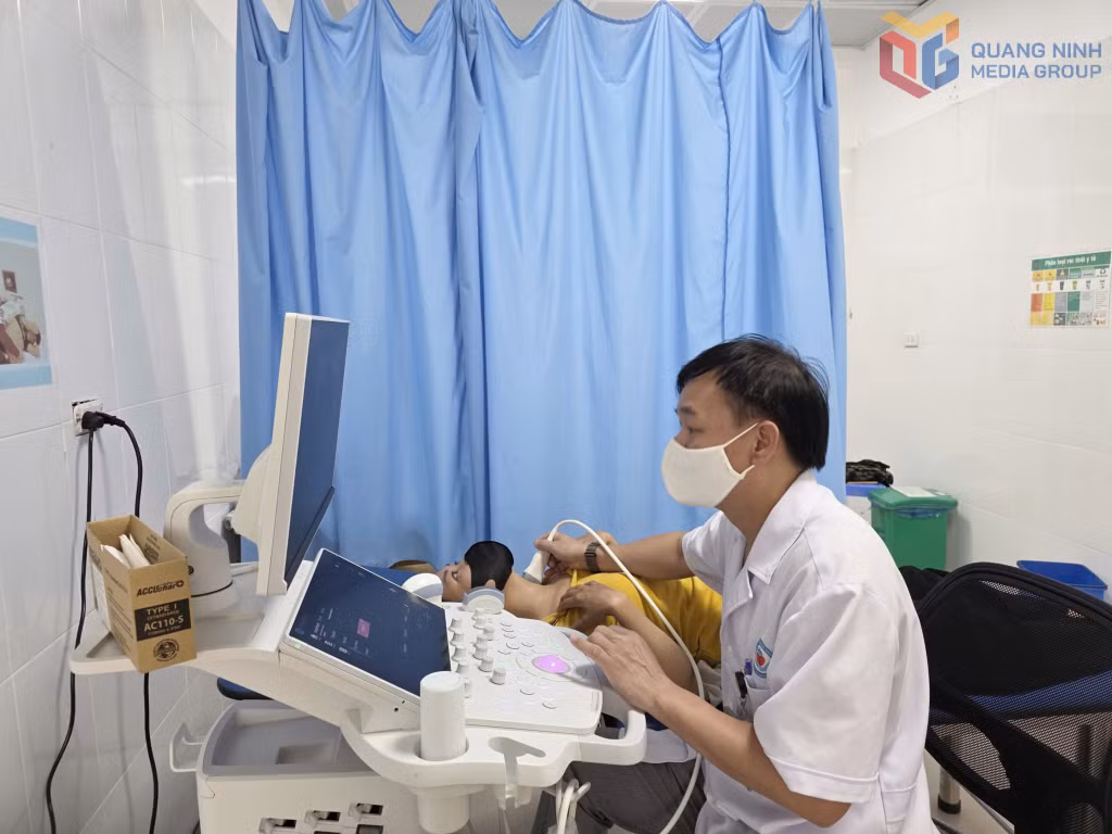 Bác sĩ Bệnh viện Đa khoa khu vực Móng Cái - cơ sở 3 siêu âm tuyến giáp, sàng lọc bệnh lý cho người dân.