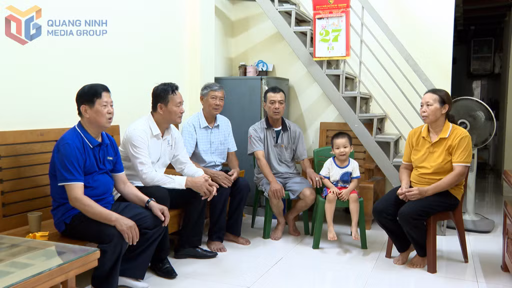 Chi bộ, Ban Công tác Mặt trận khu phố Hồng Gai 2, phường Hồng Gai, đến thăm hỏi, động viên gia đình có hoàn cảnh khó khăn trên địa bàn.
