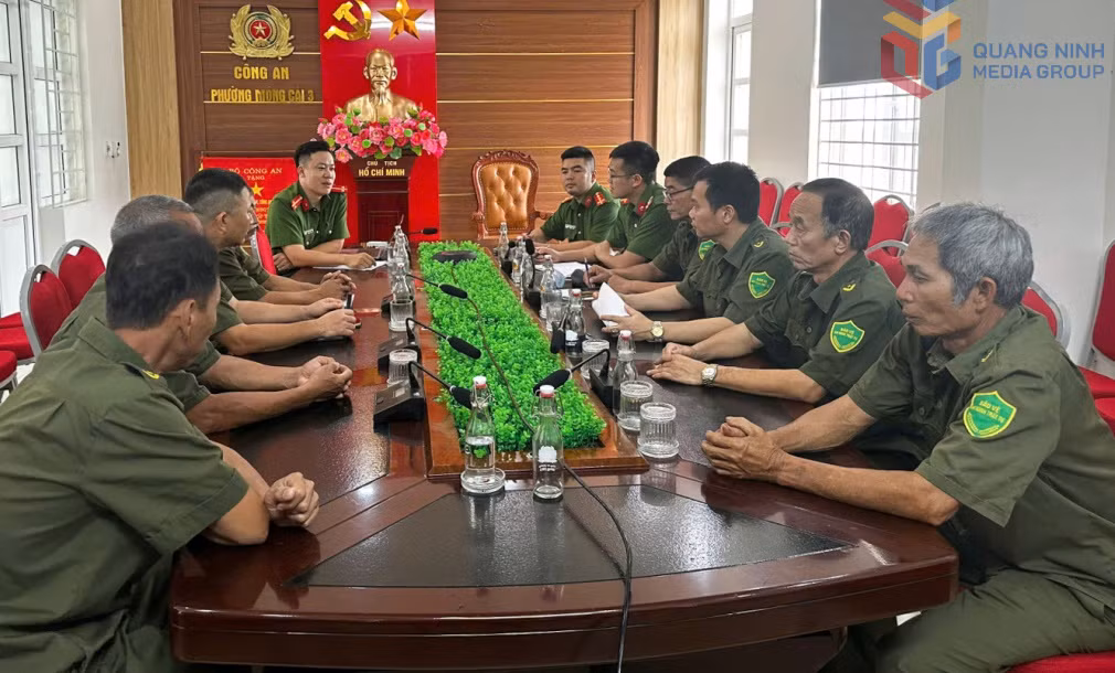 Công an phường Móng Cái 3 và lực lượng tham gia bảo vệ ANTT ở cơ sở triển khai nhiệm vụ tuần tra, bảo vệ địa bàn dân cư.