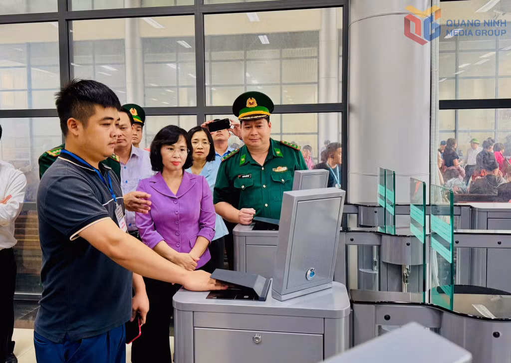 Đồng chí Trịnh Thị Minh Thanh, Phó Bí thư Thường trực Tỉnh ủy, Chủ tịch HĐND tỉnh, khảo sát việc triển khai ứng dụng CNTT trong kiểm soát xuất nhập cảnh tại Cửa khẩu quốc tế Móng Cái (tháng 11/2025). Ảnh: Mạnh Trường