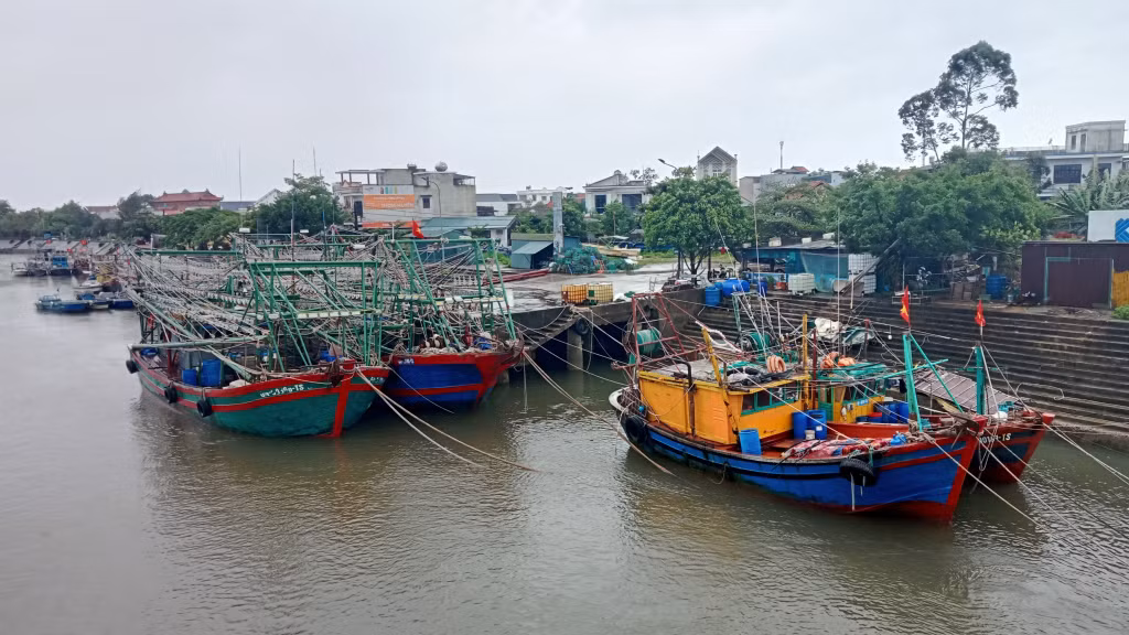 Tàu thuyền neo đậu bên bờ sông Hà Cối.