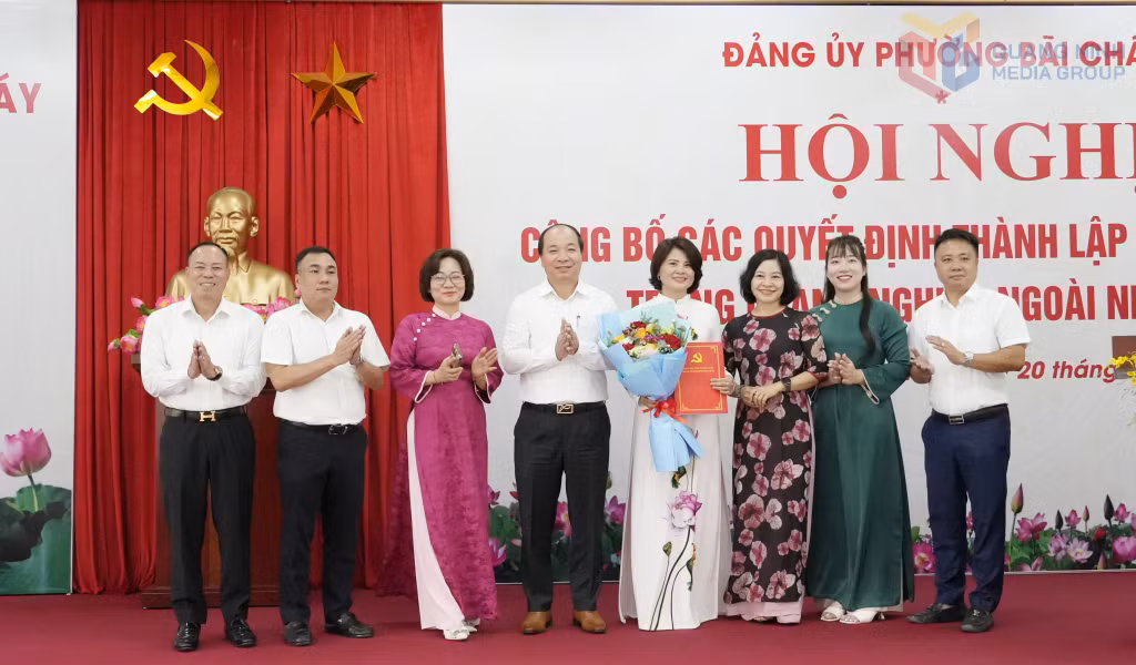 Lãnh đạo phường Bãi Cháy trao quyết định, tặng hoa chúc mừng Ban Chấp hành Đảng bộ Khối doanh nghiệp ngoài nhà nước phường Bãi Cháy.