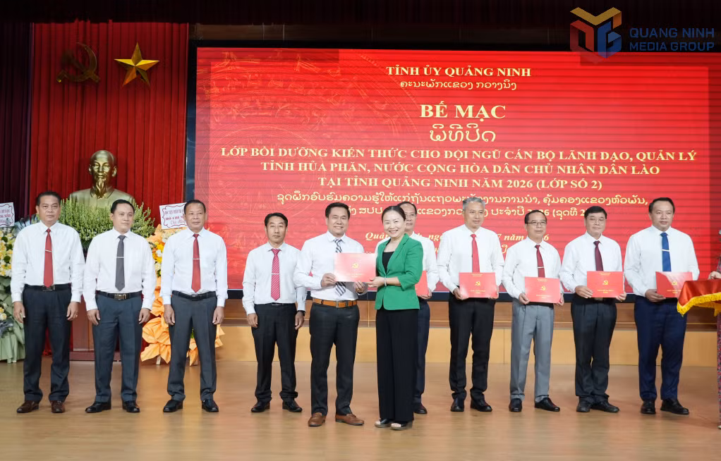 Đồng chí Vi Ngọc Bích, Ủy viên BTV Tỉnh ủy, Trưởng Ban Tổ chức Tỉnh ủy trao giấy chứng nhận cho học viên.