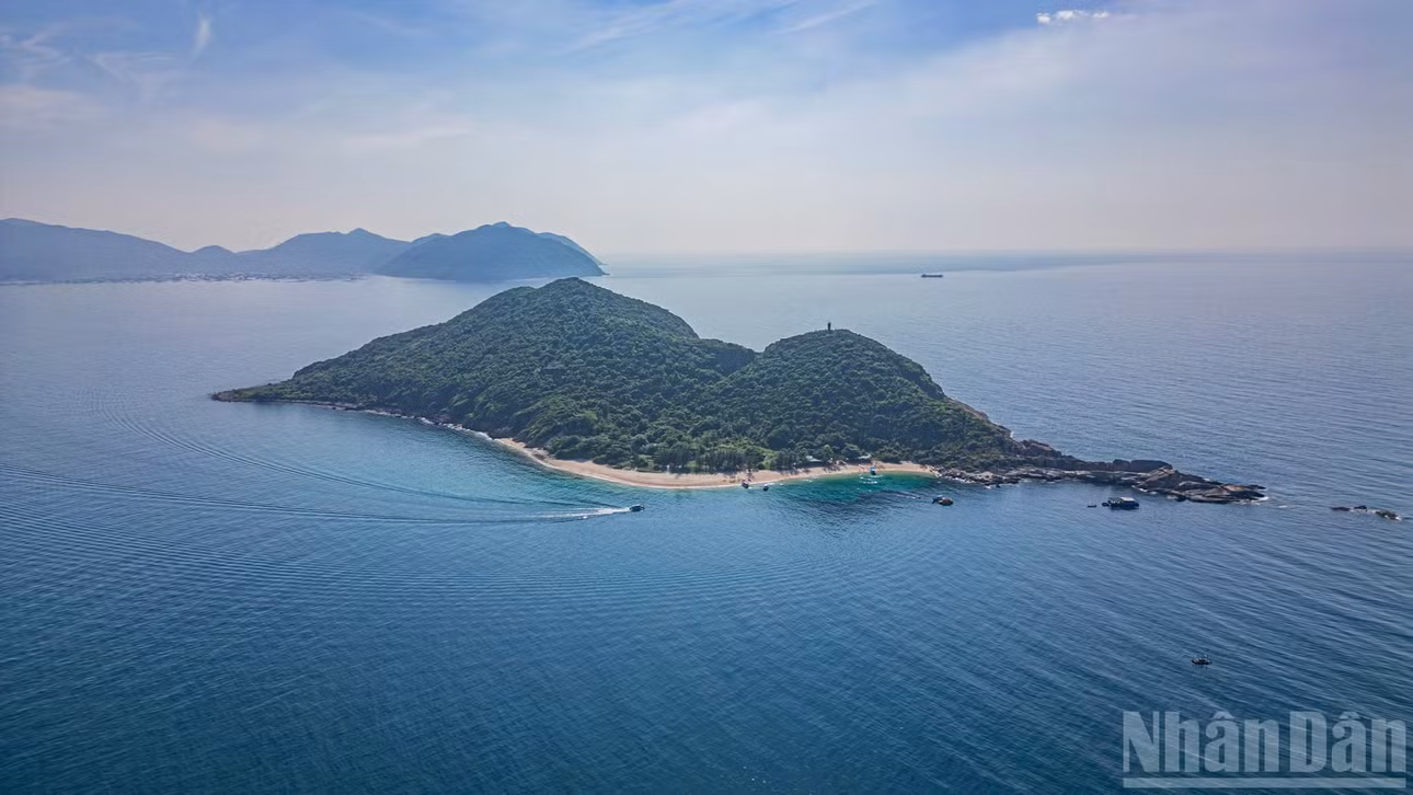 Nhìn từ không trung, Hòn Nưa được nhiều người ví von như phần lưng của một chú khủng long đang say ngủ dưới lòng biển. Hòn đảo nằm tại vị trí chiến lược, giữa ranh giới hải phận hai tỉnh Đắk Lắk và Khánh Hòa.
