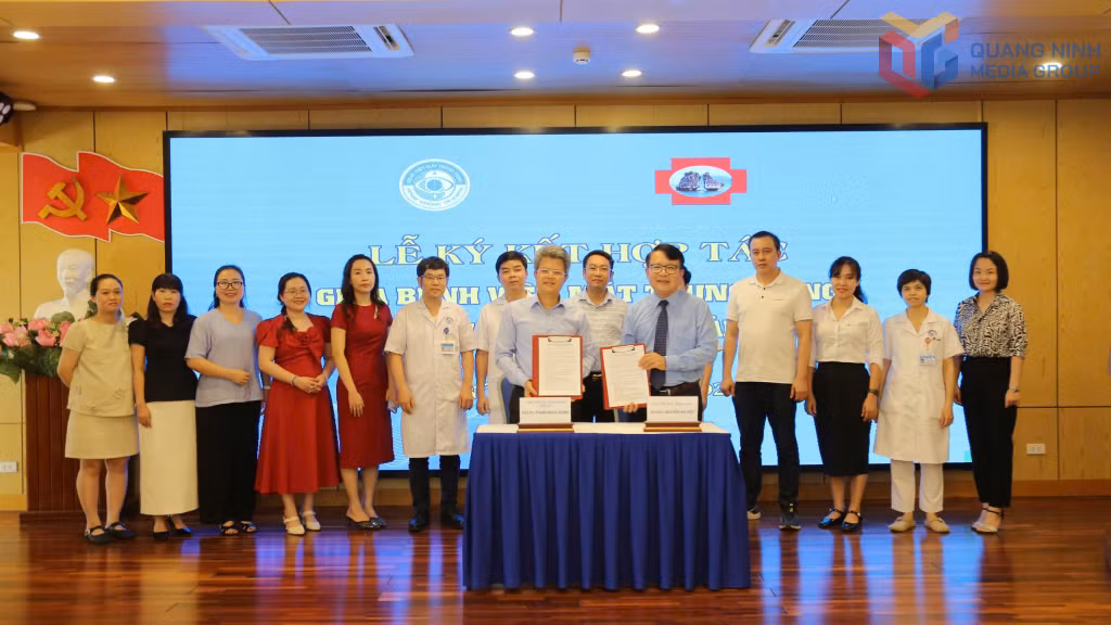 Lãnh đạo Bệnh viện Đa khoa tỉnh Quảng Ninh và Bệnh viện Mắt Trung ương ký kết thỏa thuận hợp tác chuyên môn.