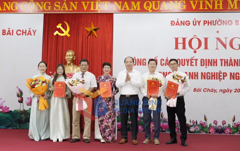 Lãnh đạo phường Bãi Cháy trao quyết định thành lập 3 chi bộ trong doanh nghiệp ngoài nhà nước và tiếp nhận Chi bộ Công ty TNHH Sản xuất Bột mỳ Vimaflour về trực thuộc Đảng ủy phường (7-2026). Ảnh: Trúc Linh