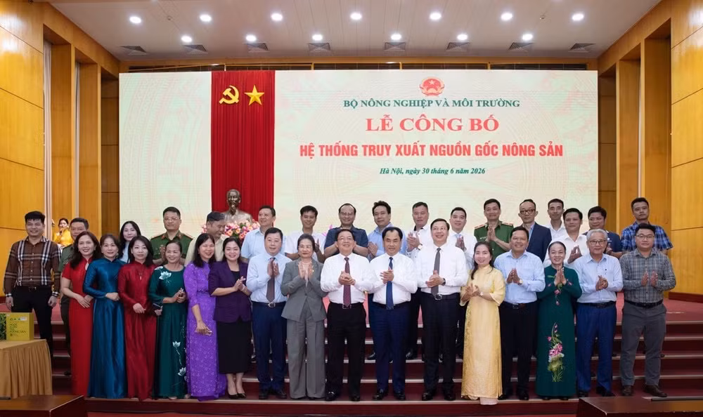 Phó Thủ tướng Chính phủ Hồ Quốc Dũng chụp ảnh lưu niệm với các đại biểu tại buổi công bố Hệ thống truy xuất nguồn gốc nông sản, chính thức đưa hệ thống vào vận hành trên phạm vi toàn quốc.