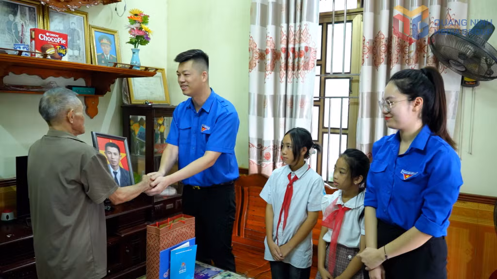 Lãnh đạo BTV Tỉnh Đoàn trao tặng di ảnh cho gia đình liệt sĩ Bùi Văn Yên (phường Đông Triều).