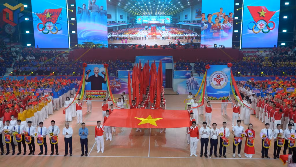 Đại diện lãnh đạo tỉnh Quảng Ninh, lãnh đạo Tập đoàn Công nghiệp Than - Khoáng sản Việt Nam tặng hoa và cờ lưu niệm cho 56 đoàn tham dự Đại hội.