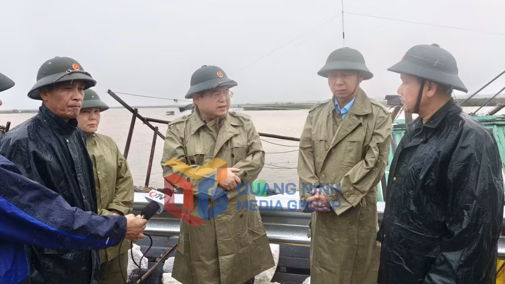 Đồng chí Bí thư Tỉnh ủy yêu cầu lực lượng chức năng nhanh chóng huy động phương tiện hỗ trợ trục vớt tàu thuyền bị trôi dạt cho người dân (7-2026). Ảnh: Minh Hà