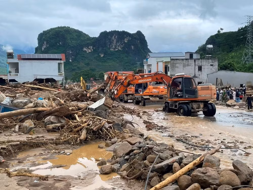 Máy móc được huy động nhằm khắc phục thiệt hại tại bản Chít, Mường Than, tỉnh Lai Châu. (Ảnh: TRẦN ANH TUẤN)