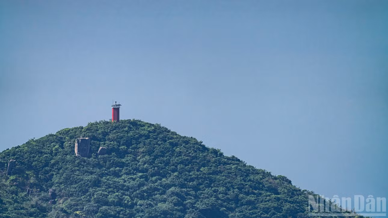 Nổi bật trên đỉnh cao nhất của hòn đảo là ngọn hải đăng với lớp sơn đỏ đặc trưng. Dù có quy mô khiêm tốn so với hải đăng Đại Lãnh, đây vẫn là một công trình mang tính biểu tượng và có ý nghĩa quan trọng trong lưu thông hàng hải khu vực Đắk Lắk-Khánh Hòa.