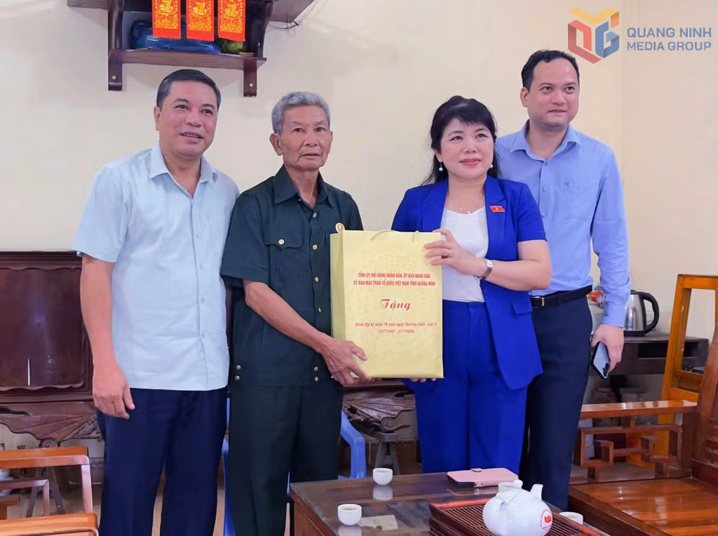 Đồng chí Nguyễn Thị Thu Hà, Phó Trưởng Đoàn Đại biểu Quốc hội tỉnh thăm, tặng quà ông Hoàng Tiến Đặng (thương binh, xã Ba Chẽ).