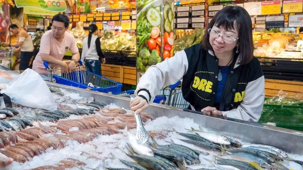 Người dân mua thực phẩm tại siêu thị Co.opmart Cống Quỳnh, Thành phố Hồ Chí Minh. (Ảnh: HỮU HẠNH)