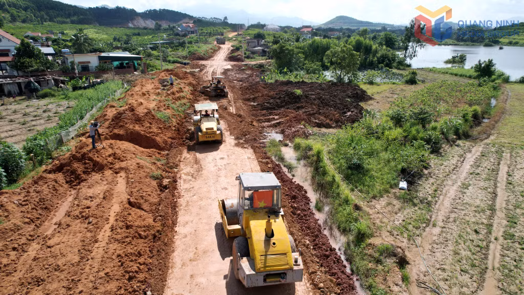 Nhà thầu đang tập trung các mũi đào đắp nền đường sau nhiều ngày dừng thi công do mưa kéo dài.