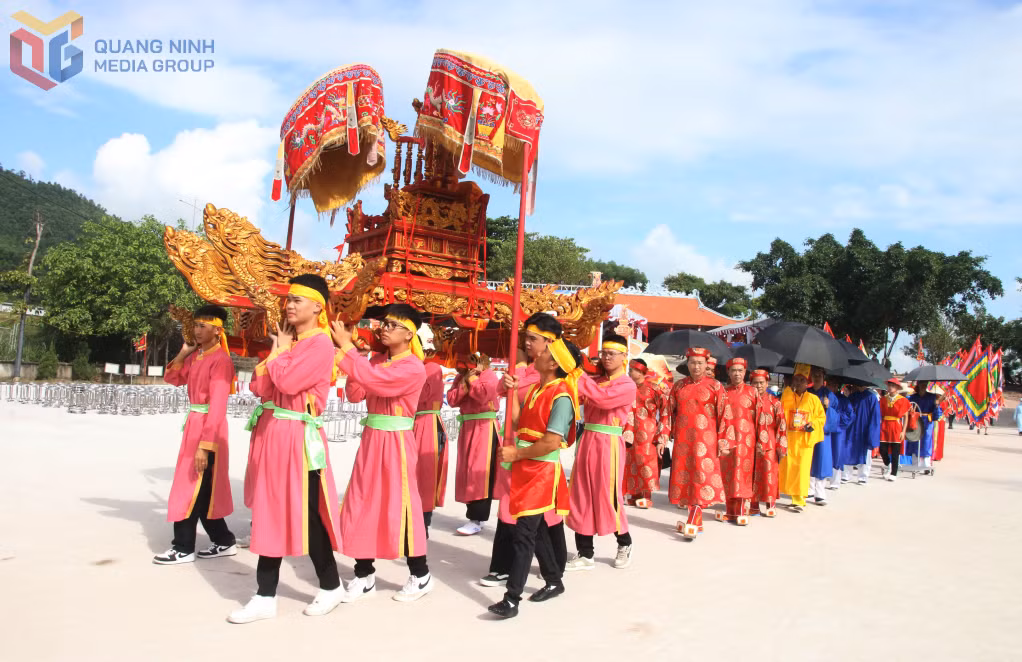 Đoàn rước với hơn 600 người dân địa phương và đông đảo du khách tham gia ở nhiều lứa tuổi, từ các cụ cao niên đến thanh thiếu niên.