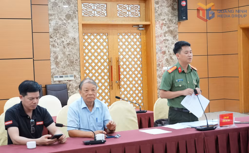 Đại diện Công an tỉnh thông tin tại hội nghị.